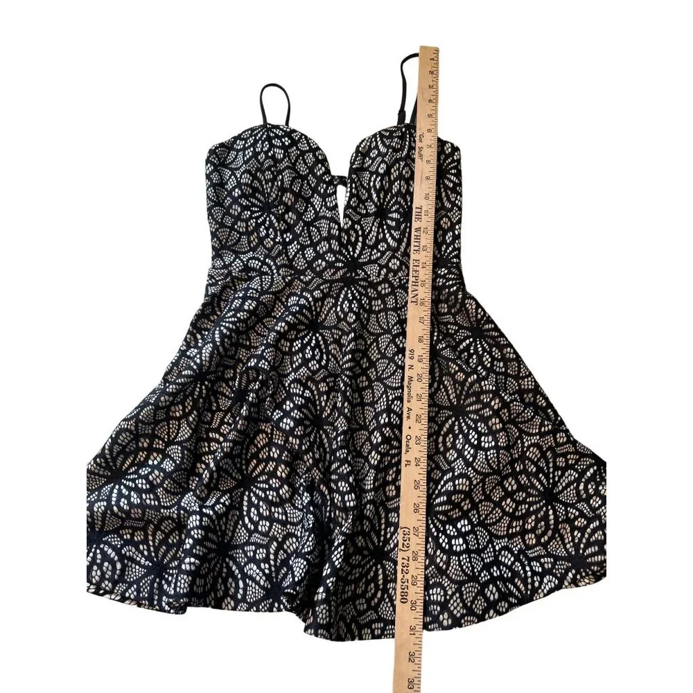 💖Papaya Black & White Lace Floral Fit & Flare Dress M - Picture 6 of 7